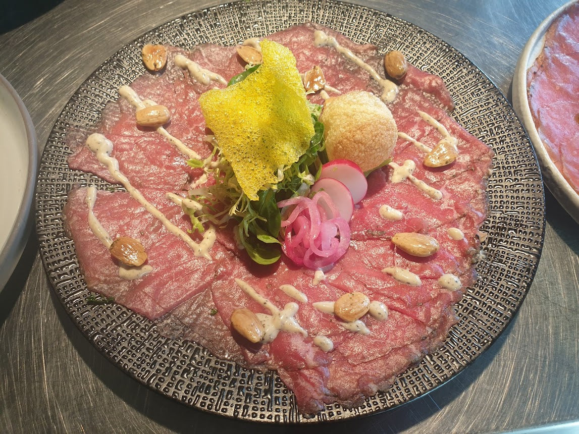 Carpaccio met truffelmayo en amandelen